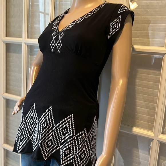 BCBGmaxazria black/white embroidered fitted short sleeve long top - Picture 2 of 11